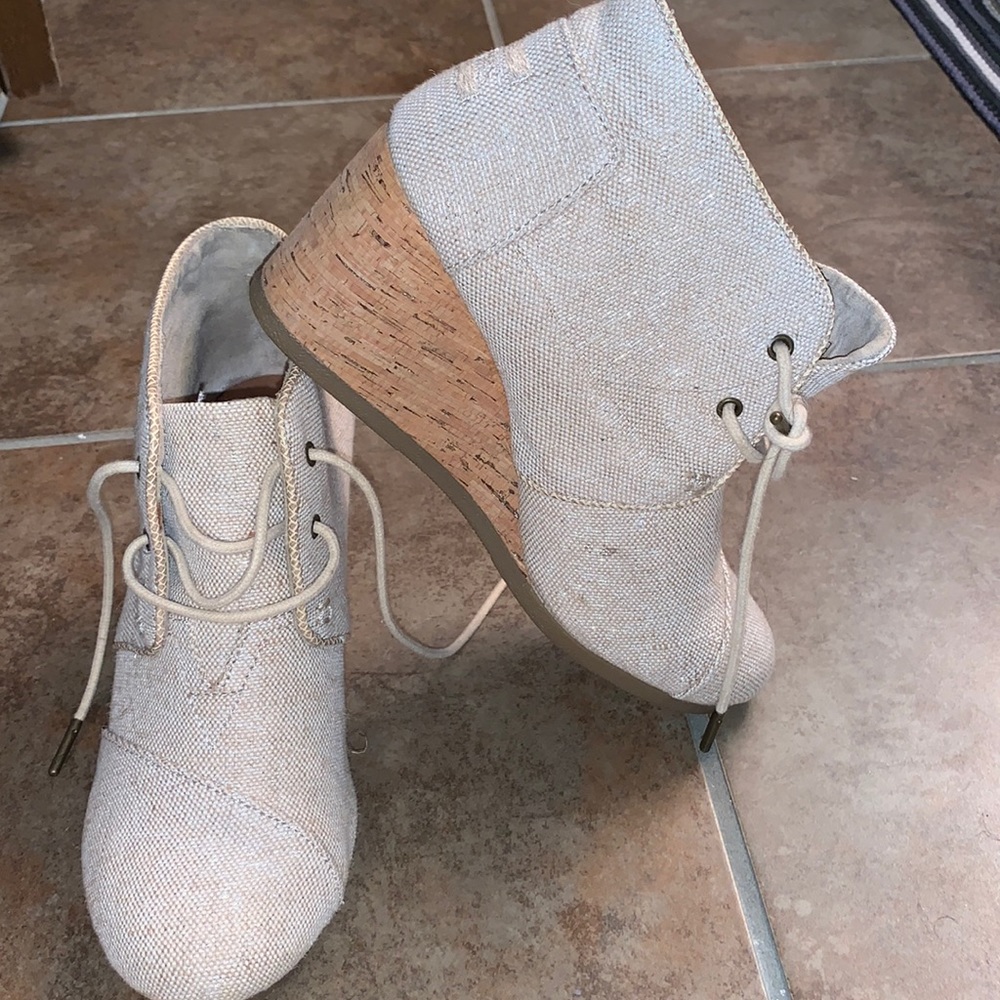 Tom’s lace up wedge booties